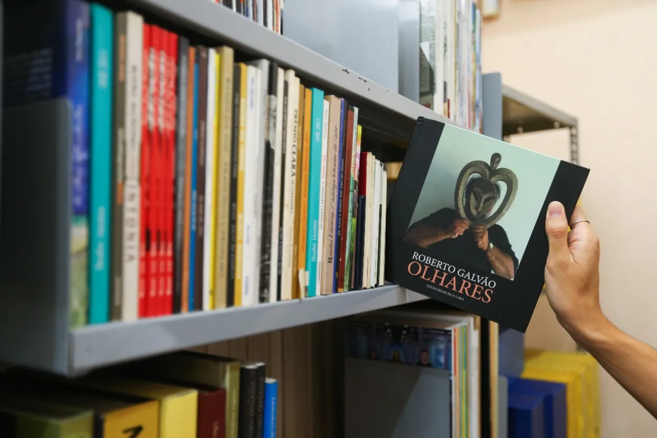 A biblioteca do equipamento é aberta ao público, com publicações contemplando sobretudo assuntos relacionados à arte e aos ofícios tradicionais