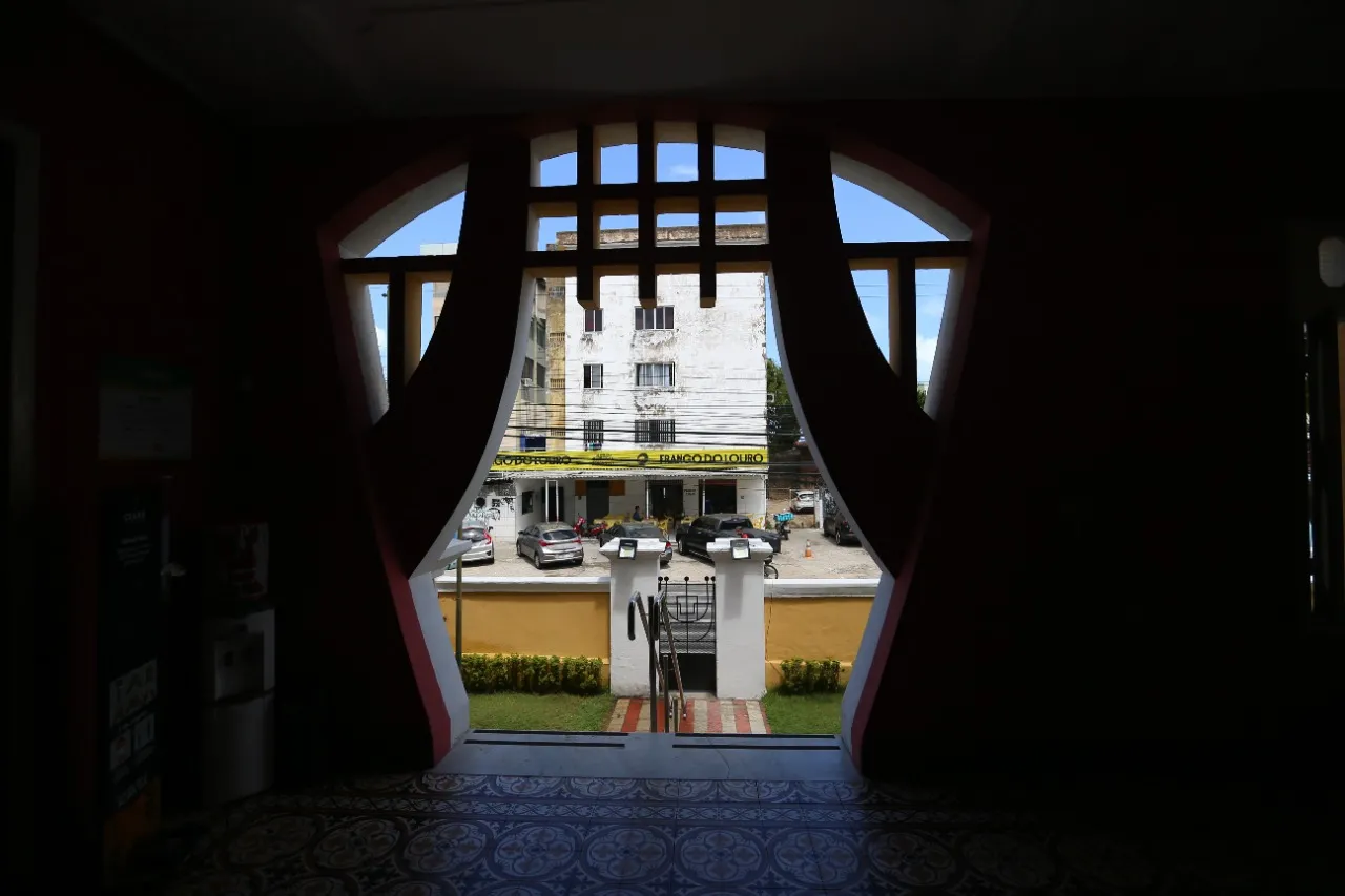O detalhe arquitetônico do casarão é um charme à parte; chama para mais perto