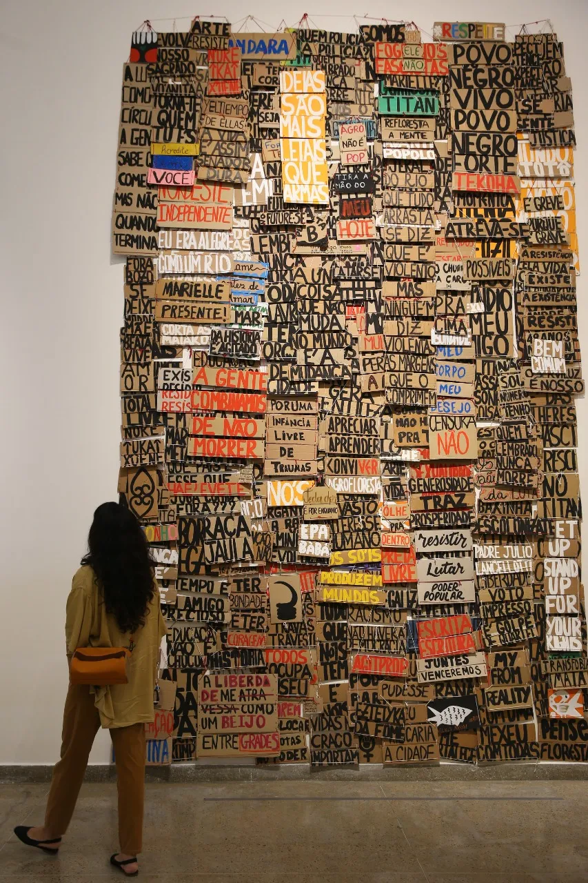 Construção do mural de placas de Aline Albuquerque – nunca finalizado e, portanto, sempre aberto a novas camadas – remete ao ano de 2018