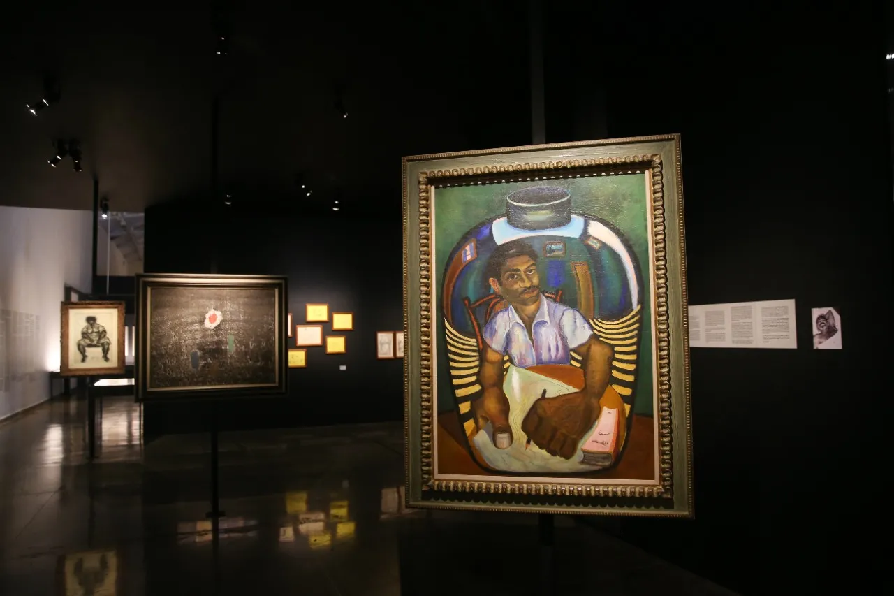 Por meio de autorretratos do artista, público entende Bandeira com a identidade de um homem que também se entende como negro