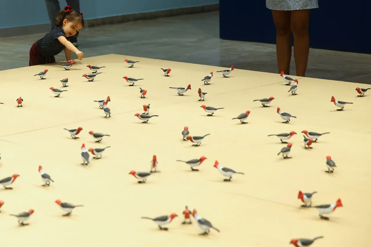 Presente na mostra “Negros na Piscina”, a obra de Efrain Almeida atrai sobretudo crianças pelo caráter lúdico