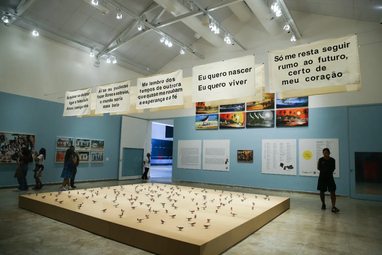 Confluência de trabalhos, linguagens e artistas fazem parte da exposição 