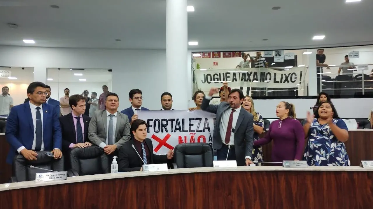 Protesto de opositores contra a taxa do lixo em Fortaleza