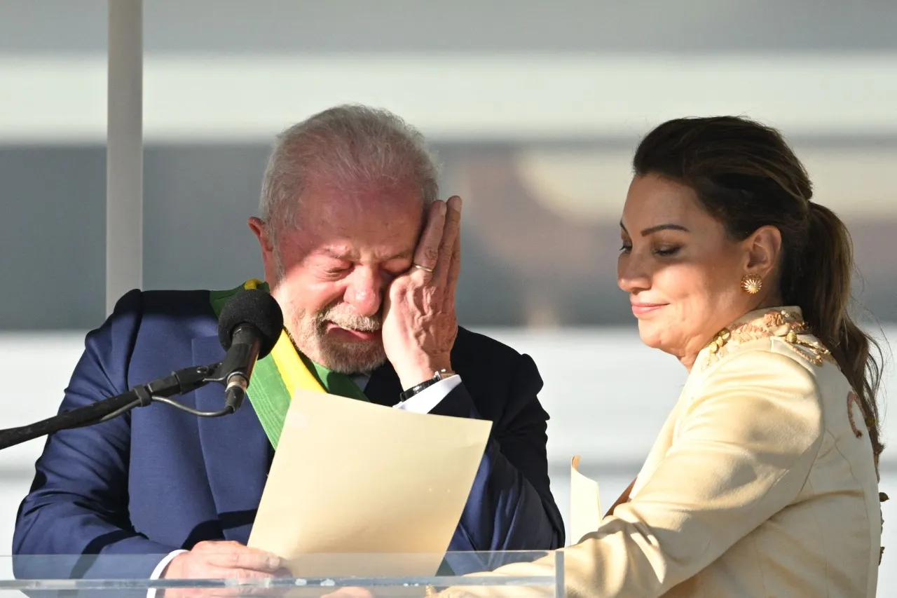 Presidente se emociona durante discurso no parlatório