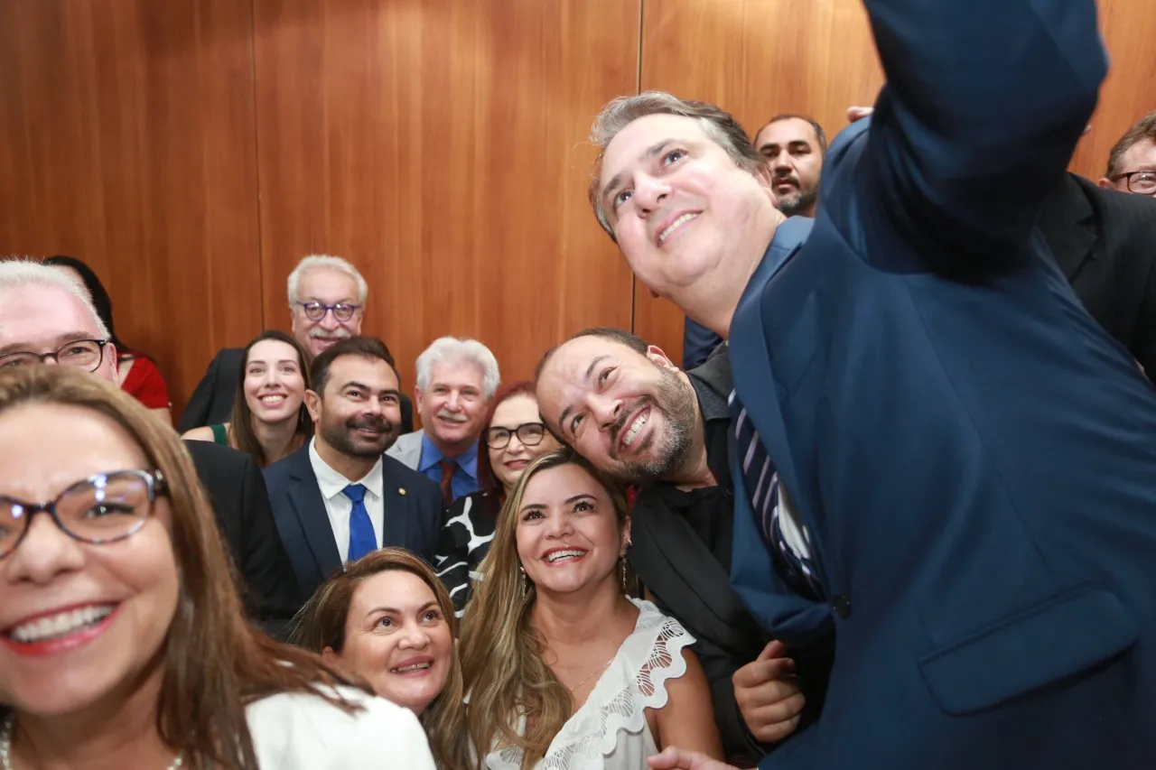 Camilo foi cumprimentado por apoiadores