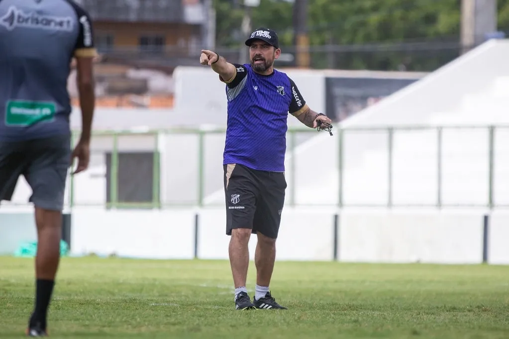 O técnico paraguaio Gustavo Morínigo comandou a atividade do Ceará