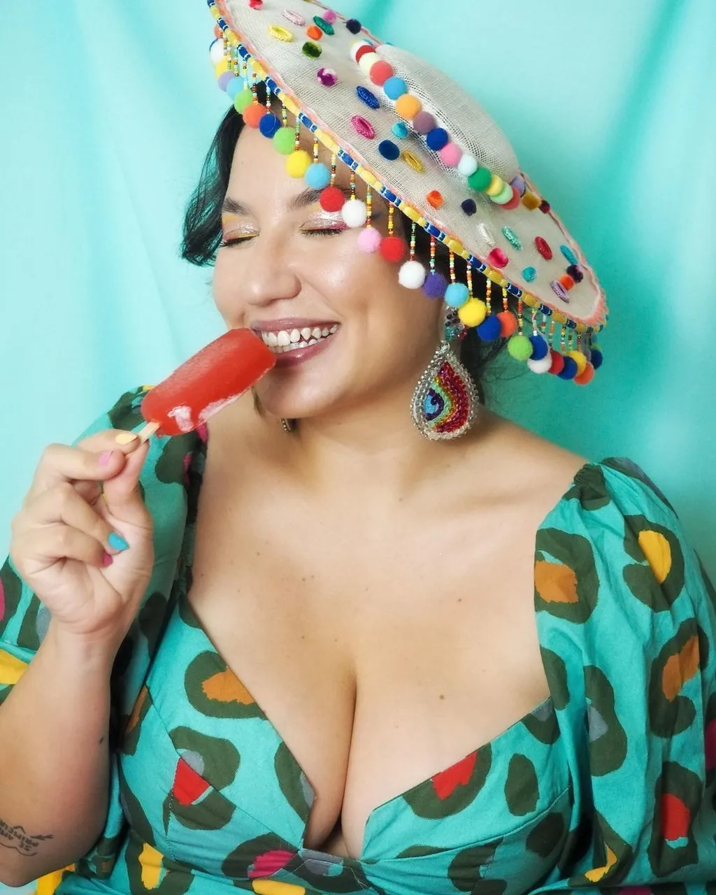 Cores e adornos de cabeça são uma boa pedida para complementar o look