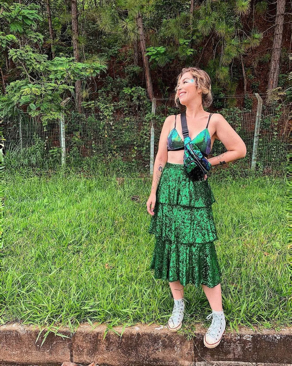 Saia de paetê com top foi uma produção escolhida por Julia Ferreira
