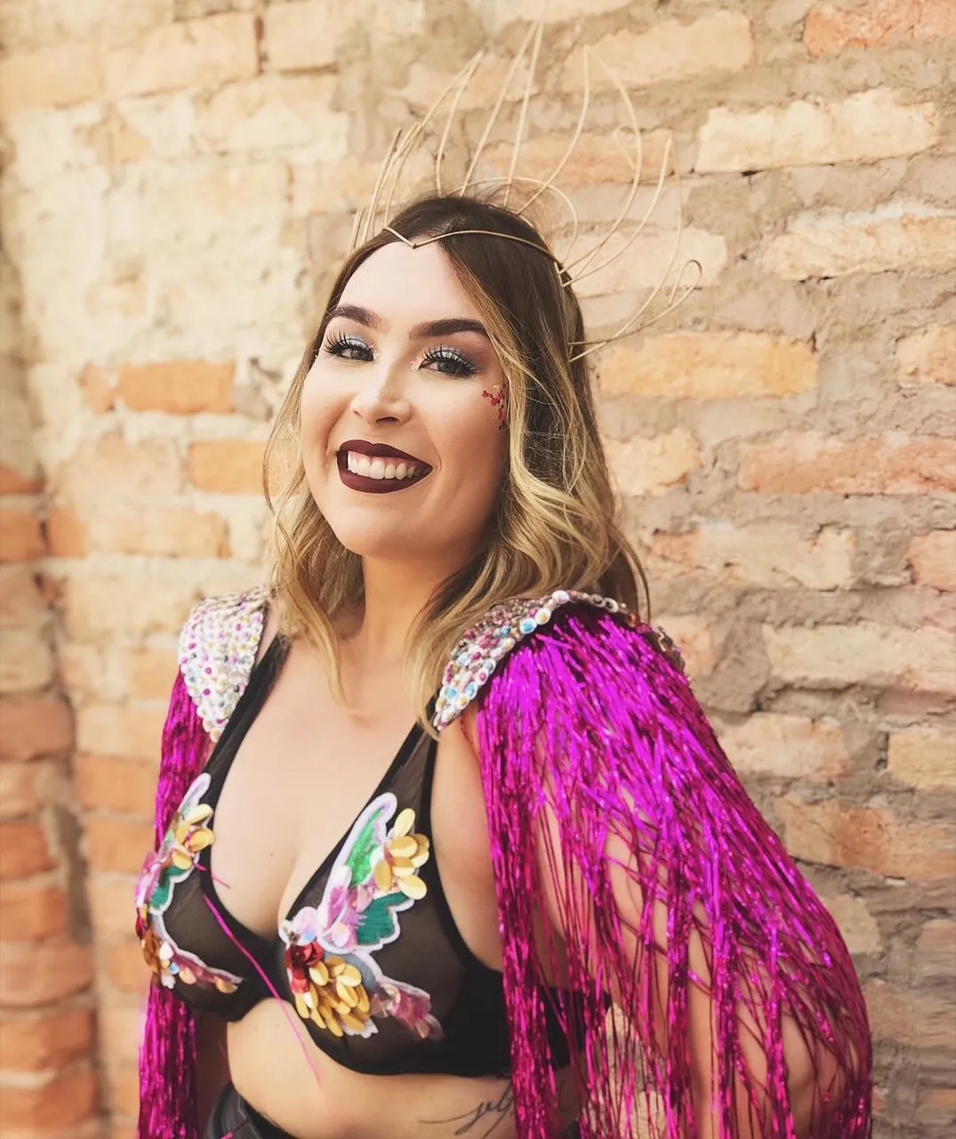 Ombreiras, top e adorno foram a escolha de Julia