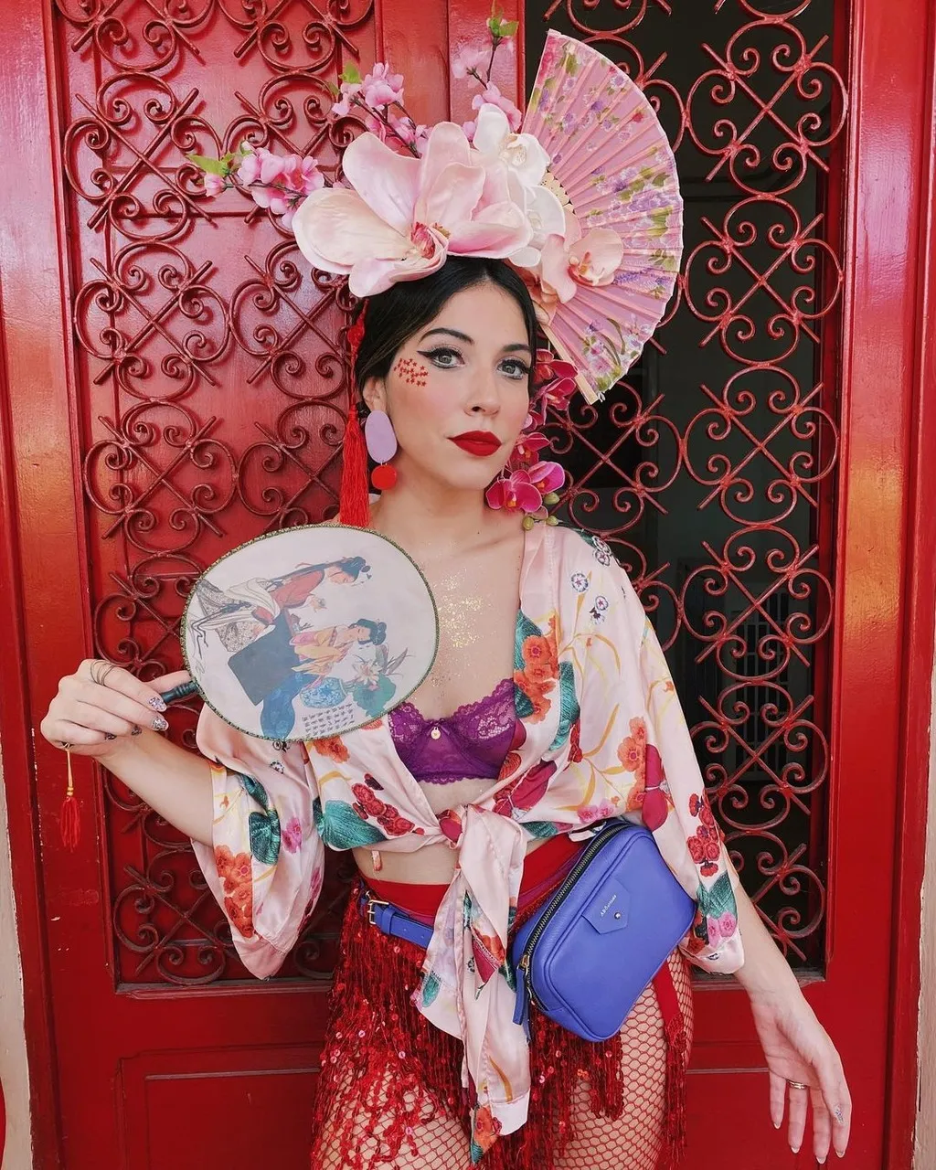 Kimono com top de renda incrementado com adereços viram fantasia