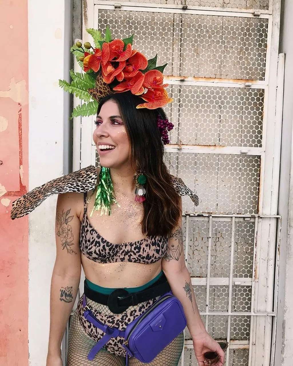 Biquíni de animal print virou fantasia de tema selvagem