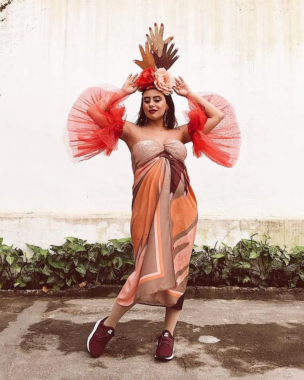 Vestido versátil com tênis podem virar looks de Carnaval