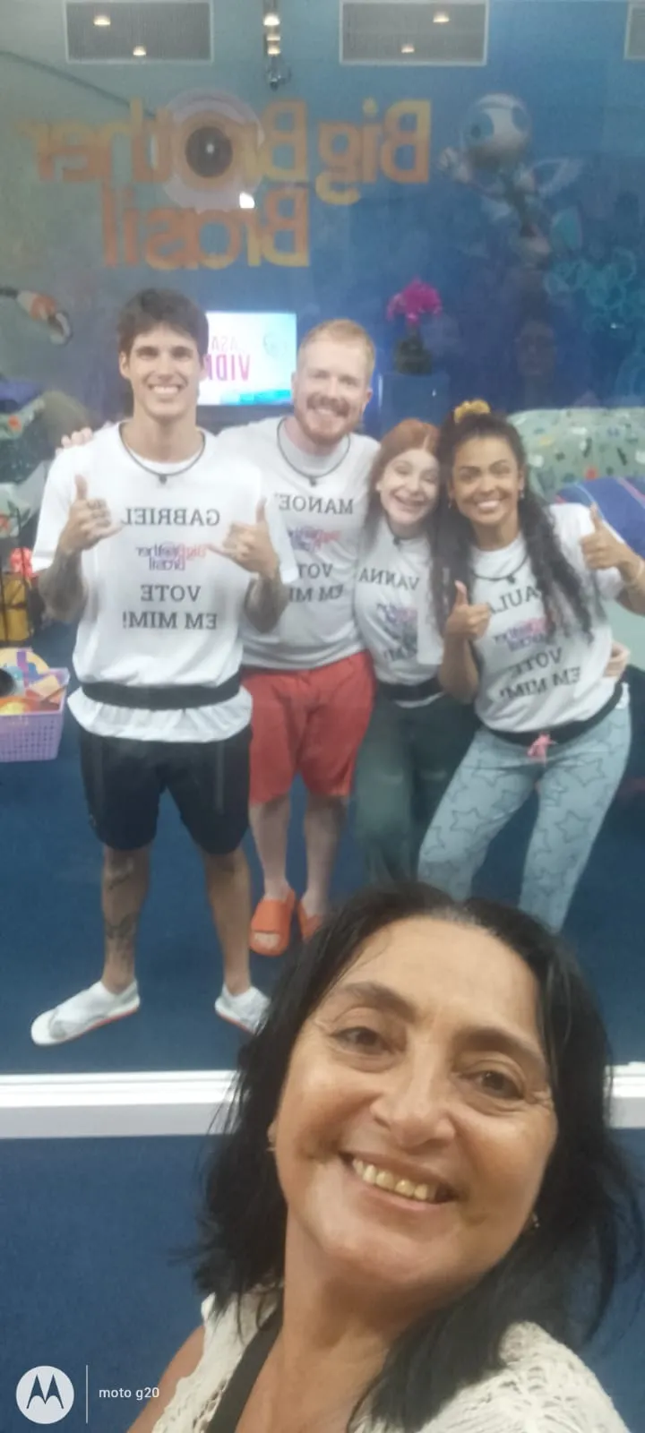 Roberta está o dia todo na grade da Casa de Vidro interagindo com os participantes