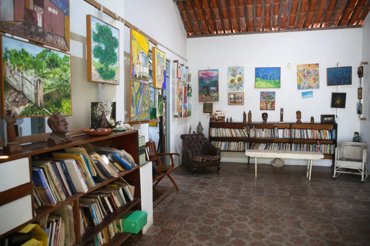 A primeira sala do equipamento se chama Arte e Afeto, onde estão trabalhos de artistas amigos do casal
