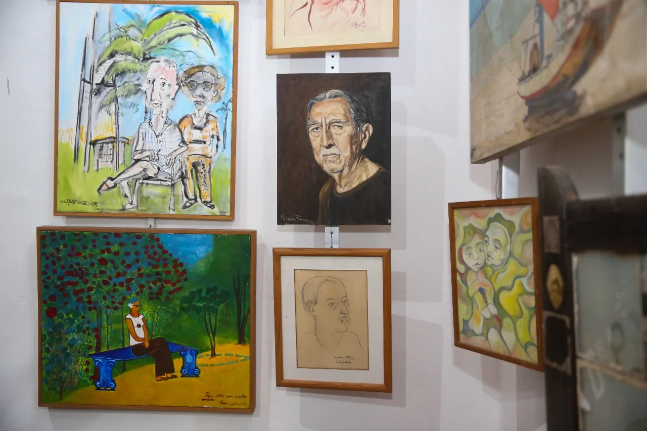 A sala Nice e Estrigas é bem aquilo a que se propõe: reunião de pinturas do casal