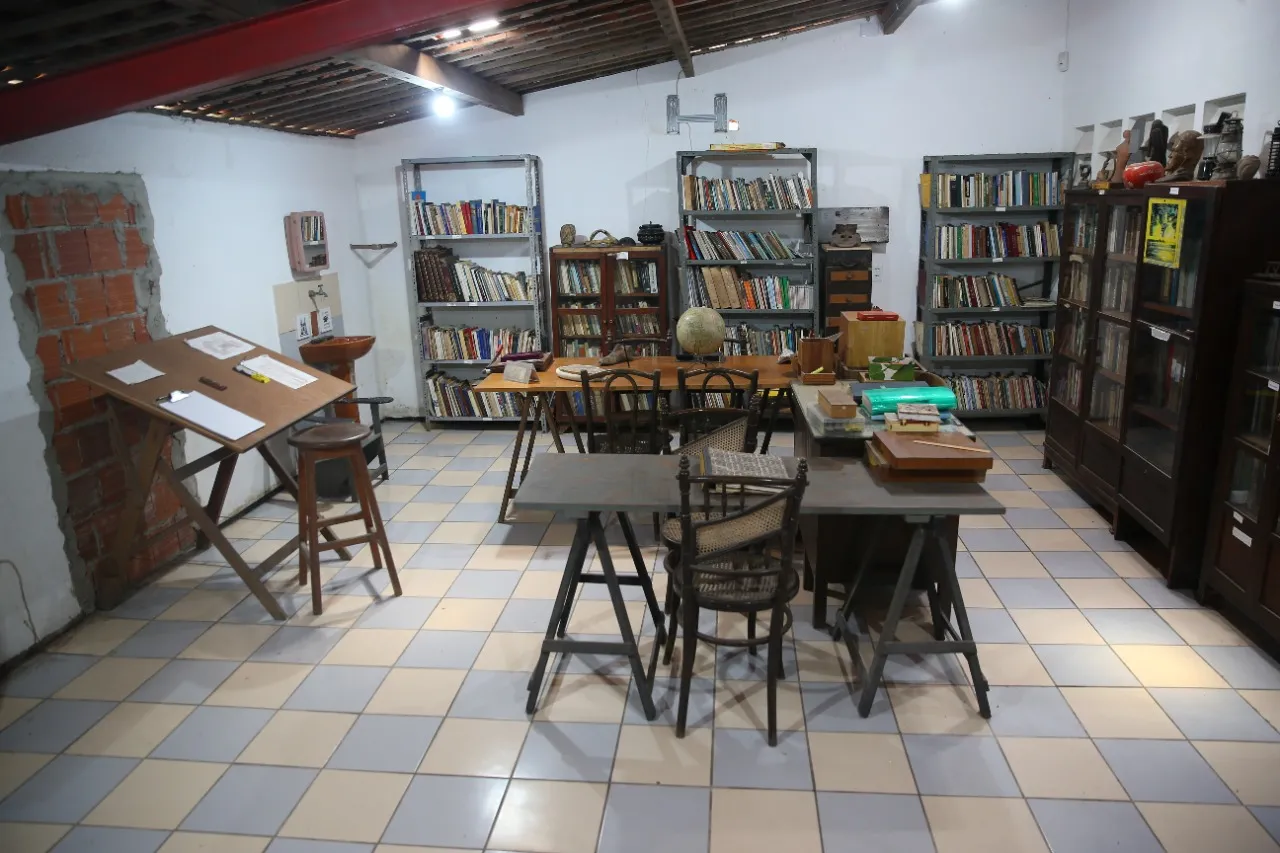 A biblioteca do local tem mais de dois mil títulos e uma dezena de objetos em alusão ao cenário
