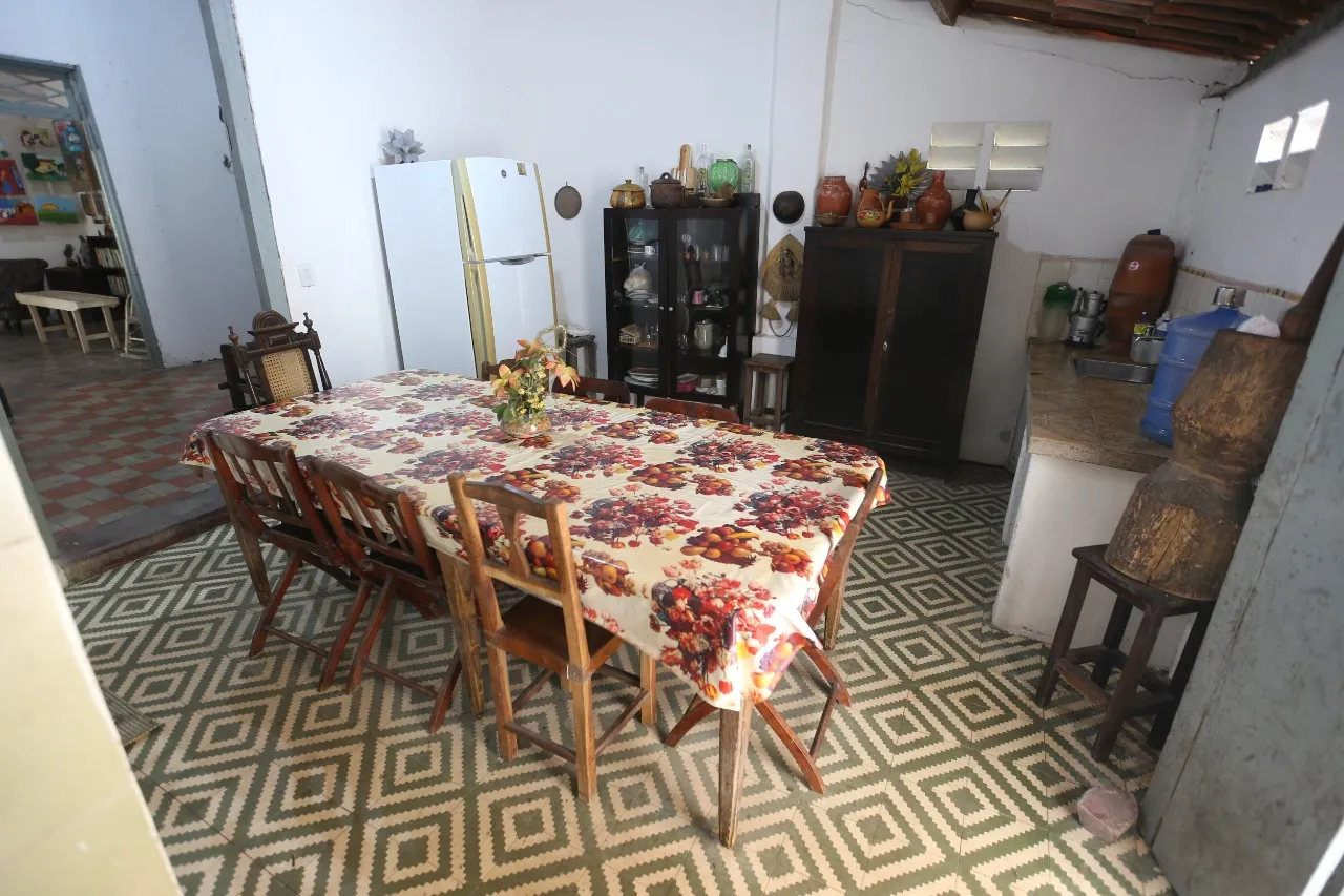 Na cozinha, a grande mesa com oito cadeiras relembra os momentos de contato com o casal