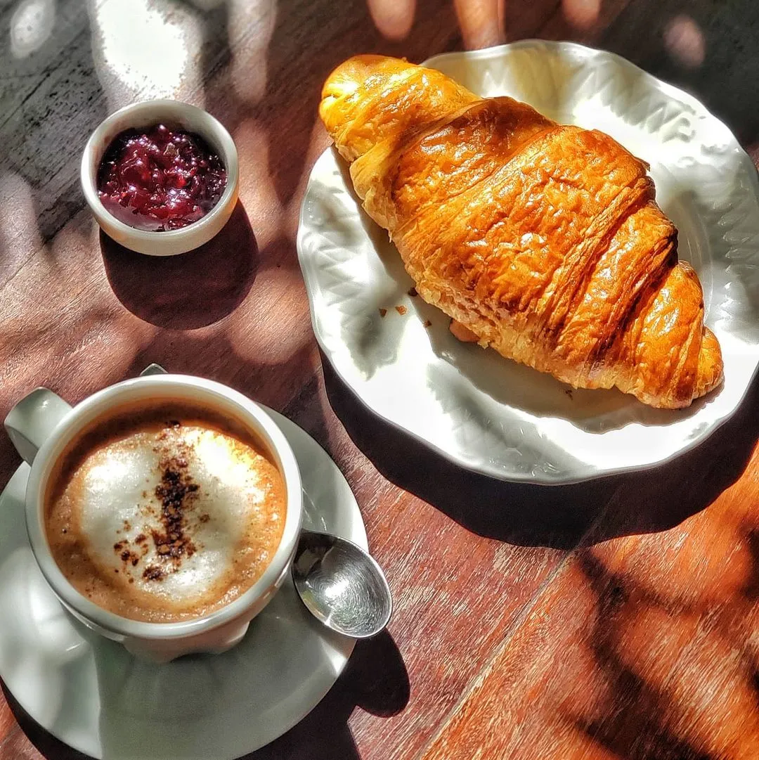 Cafés, a exemplo da Padoca Les Roches, são espaços de sabor, encontro e longas conversas