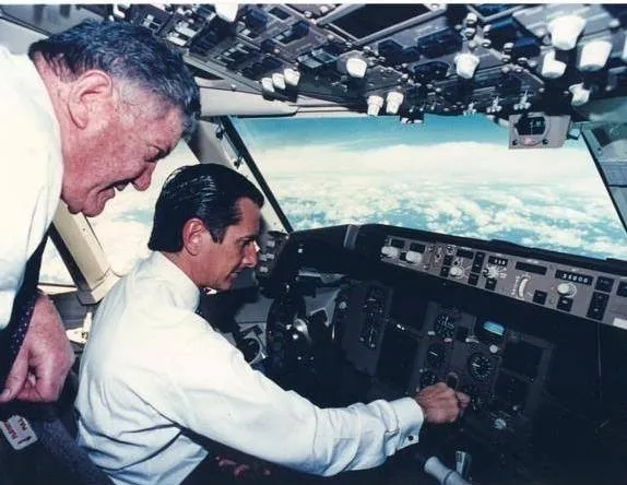 Collor simula que pilota avião durante seu mandato como presidente