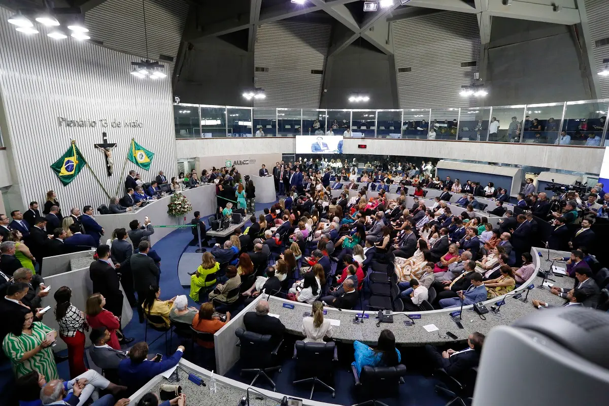 Imagem da notícia: Oposição, bancada feminina e licenças: veja destaques da posse dos deputados estaduais do Ceará