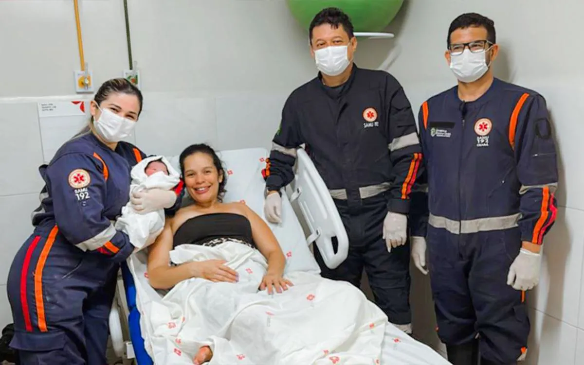 Miguel veio ao mundo com 2,8 kg e agora é o caçula da família de três filhos