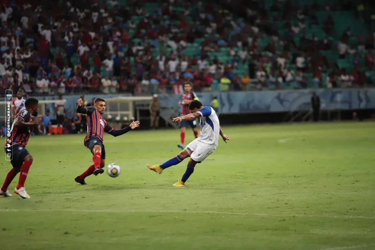 Romarinho marcou um golaço para o Fortaleza com finalização da intermediária