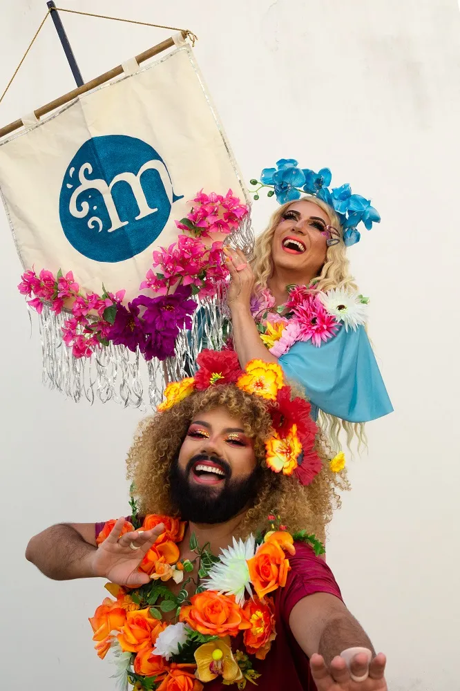 Devidamente fantasiadas, Deydianne e Mulher Barbada são acompanhadas por vários músicos