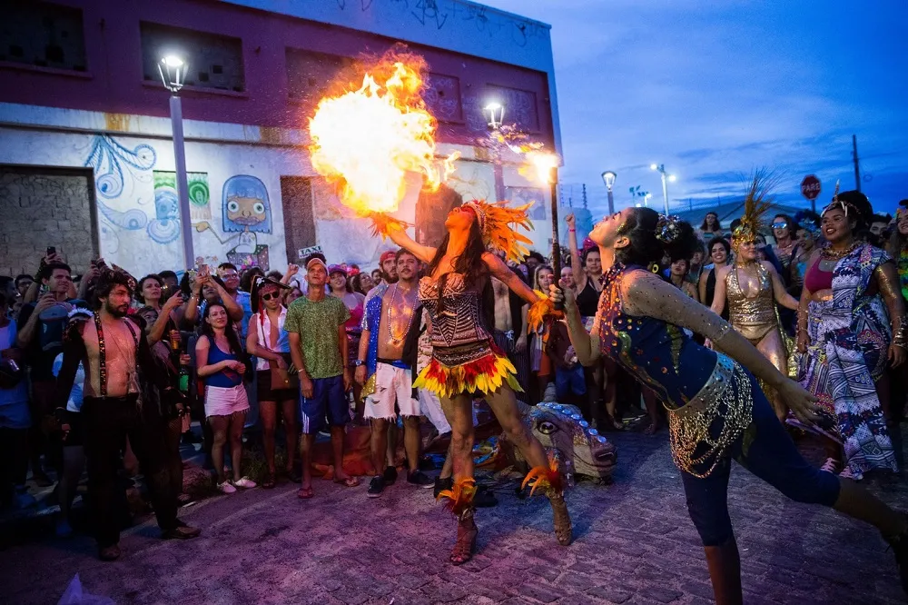 Longe da pandemia de Covid-19, o Iracema Bode Beat saía no domingo de Carnaval – da Praia dos Crushs em direção ao Dragão do Mar