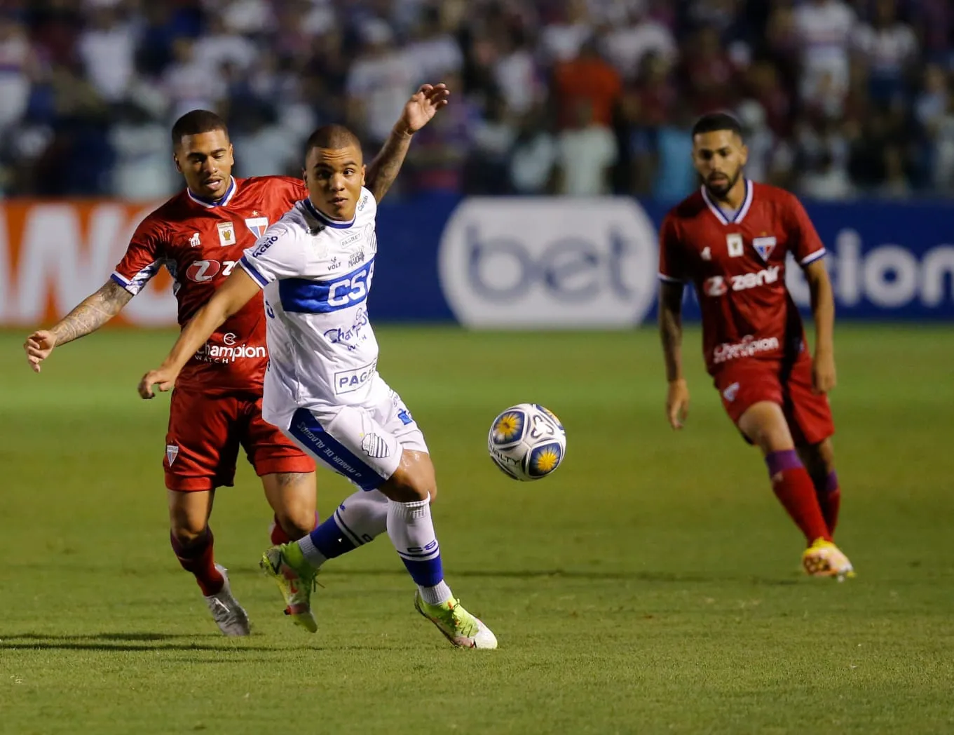 O meia Calebe estreou no Fortaleza como titular contra o CSA