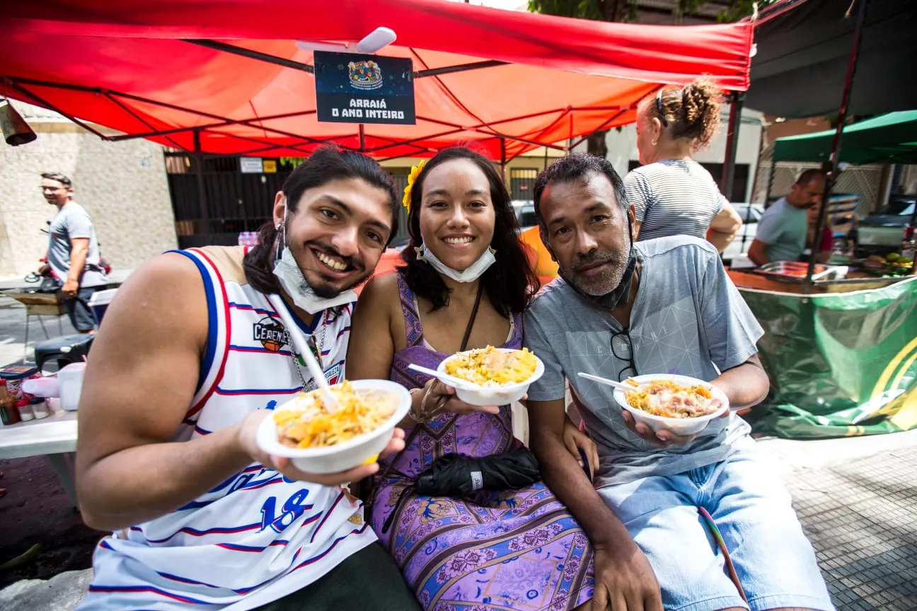 A foliã Aline Alves apostando no pratinho tradicional na companhia do esposo e do pai.