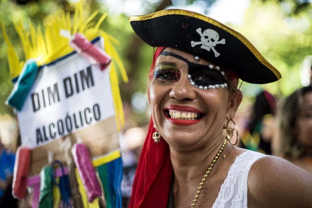 A professora Gabriela Castro foi fazer uma renda extra vendendo dindin alcoólico.