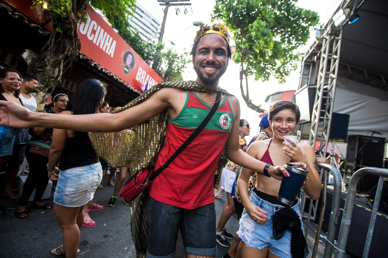 Faz aquele calor-abraço, mas ninguém se abana; é tempo de outros braços