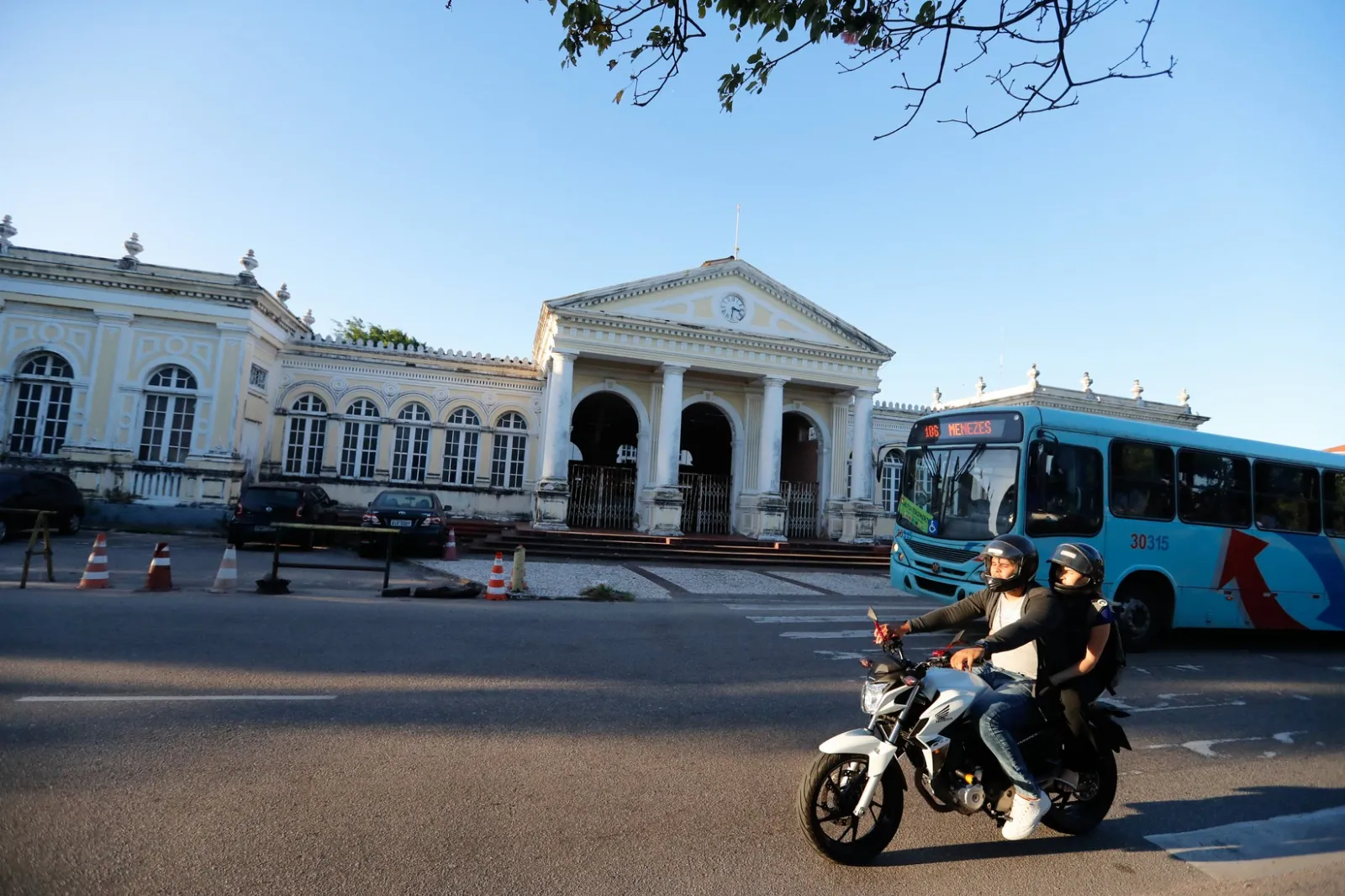 Imagem de junho de 2019, quando a praça ainda tinha paradas de ônibus.