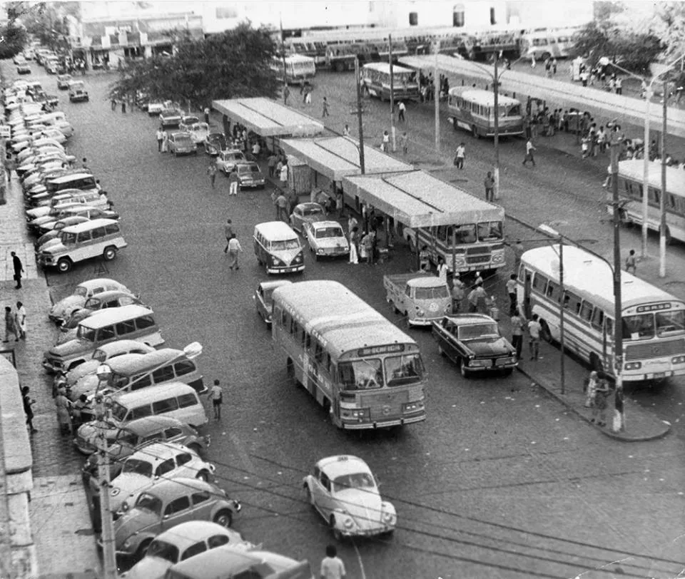 Praça José de Alencar na década 1960, como ponto de embarque e desembarque