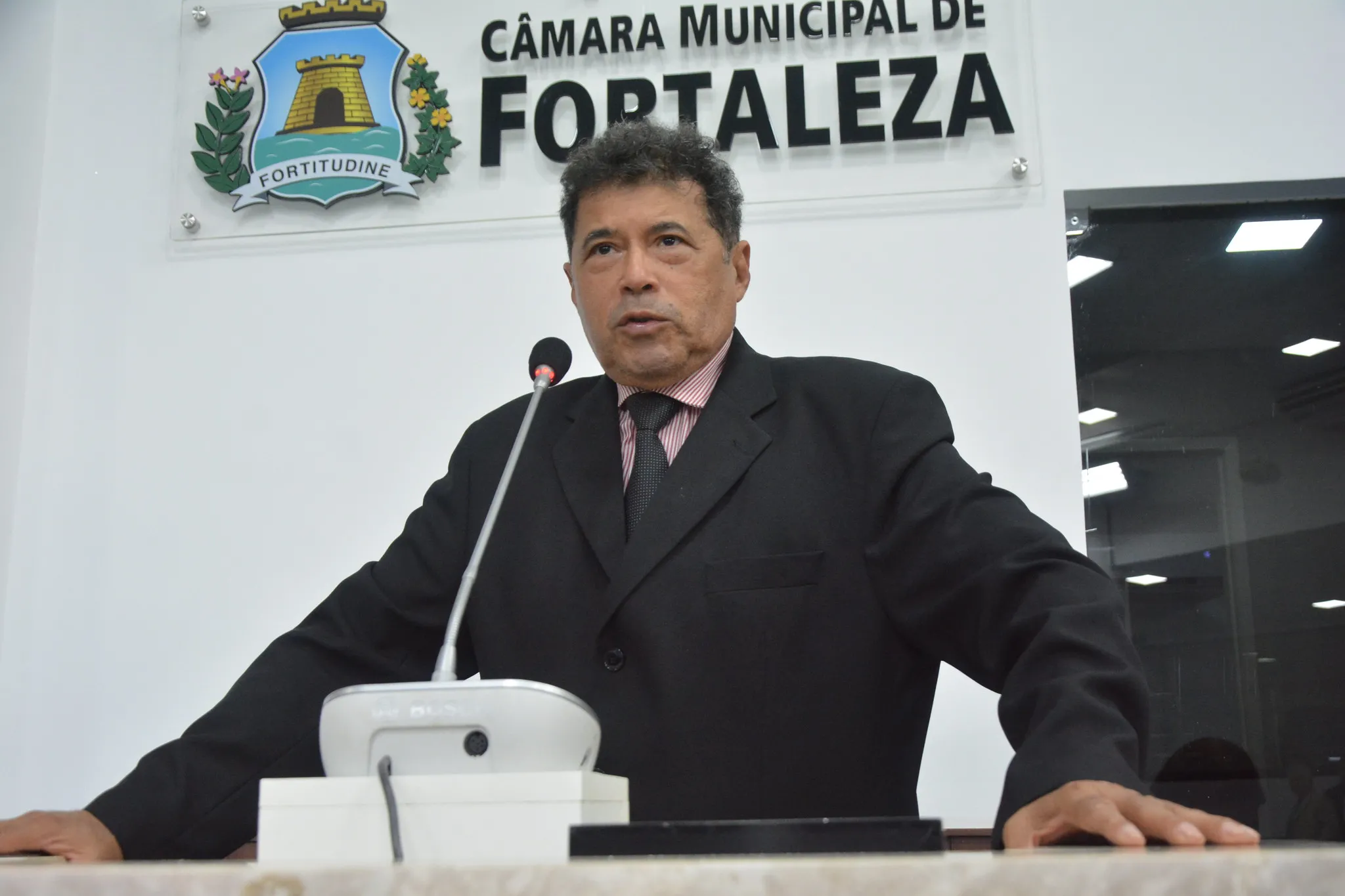 Carlos Mesquita é o líder do prefeito Sarto na Câmara de Fortaleza