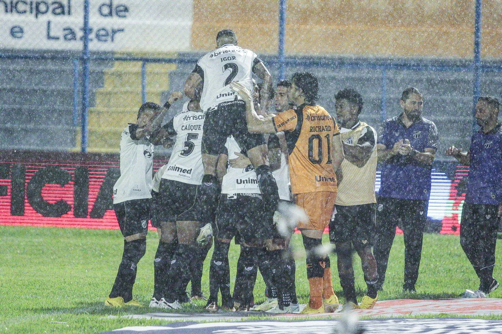 O Ceará venceu o Fluminense-PI fora de casa, com forte chuva em Teresina