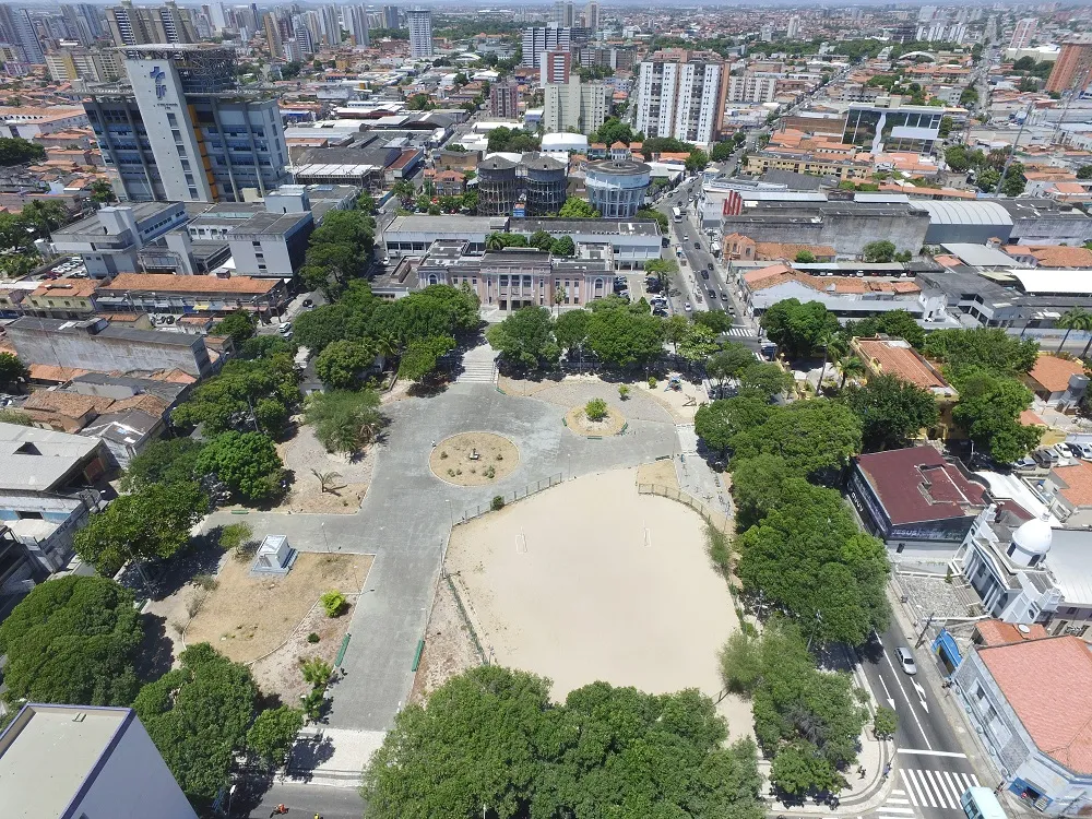 A Praça Clóvis Beviláqua, conhecida como Praça da Bandeira guarda um grande reservatório de água tratada no subsolo.