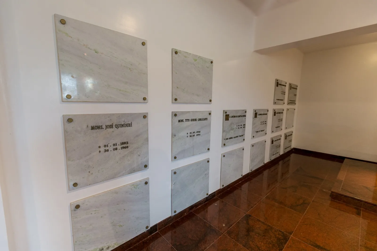 Na cripta também estão sepultados alguns arcebispos, bispos e monsenhores da Igreja Católica.
