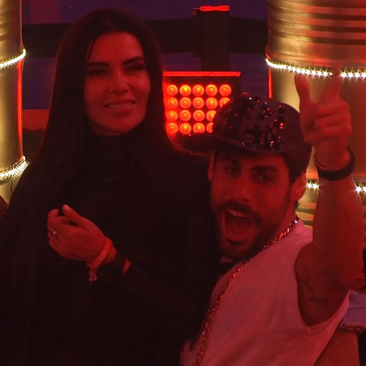 Em um momento da festa, Dania sentou no colo de Cara de Sapato