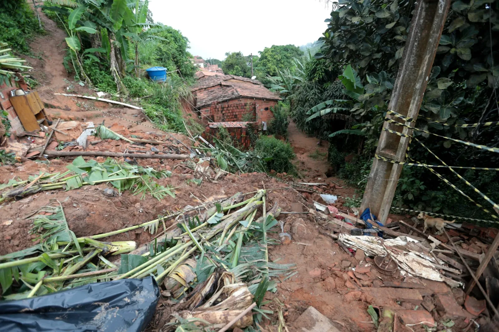 A precipitação intensa no municÍpio, na quinta-feira, causou deslizamento e três pessoas morreram soterradas