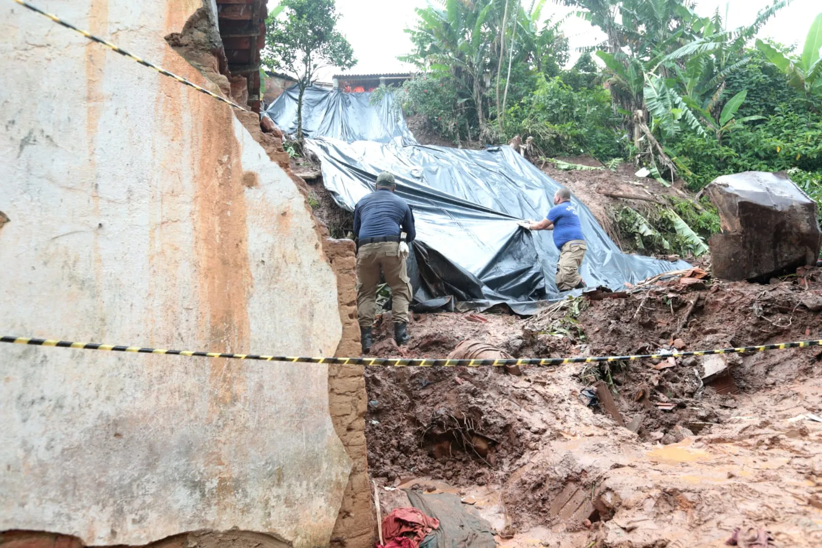 Profissionais do Corpo de Bombeiros e da Defesa Civil isolaram áreas e trabalharam no território em que ocorreu o deslizamento.