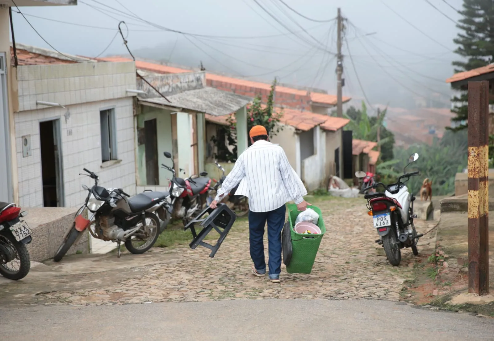 A pequena cidade serrana vive um cenário de famílias desalojadas, casas interditadas e perigos iminentes.