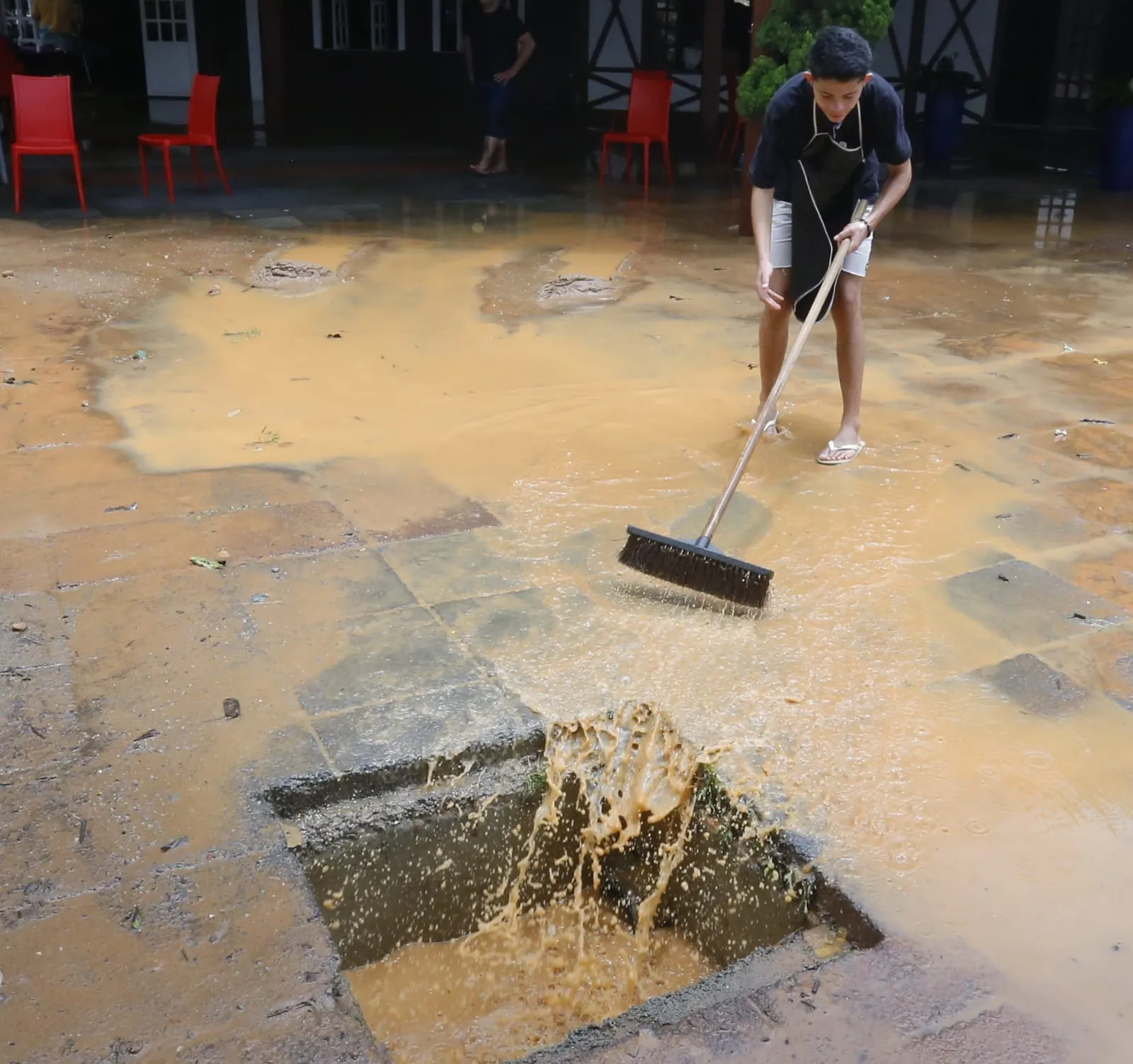 A Praça de Guaramiranga ficou alagada diante das fortes chuvas