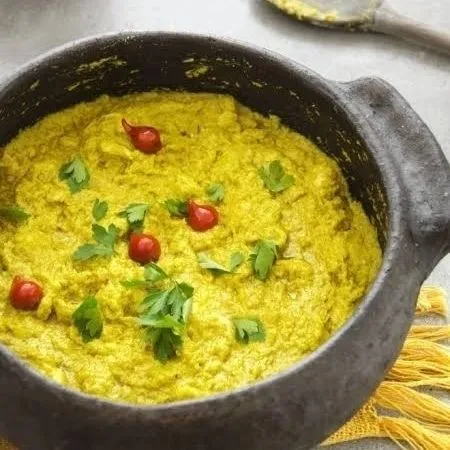No Pimenta Vegana, a delícia: vatapá cremoso, arroz integral, repolho refogado, feijão carioca, farofa e salada fresca