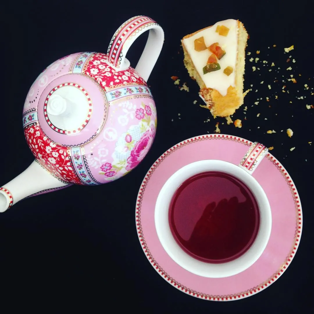 Vermelho Intenso (blend de botões de hibisco, pedaços de maçã, cassis, morango e framboesa desidratados), na Le Pain Le Café