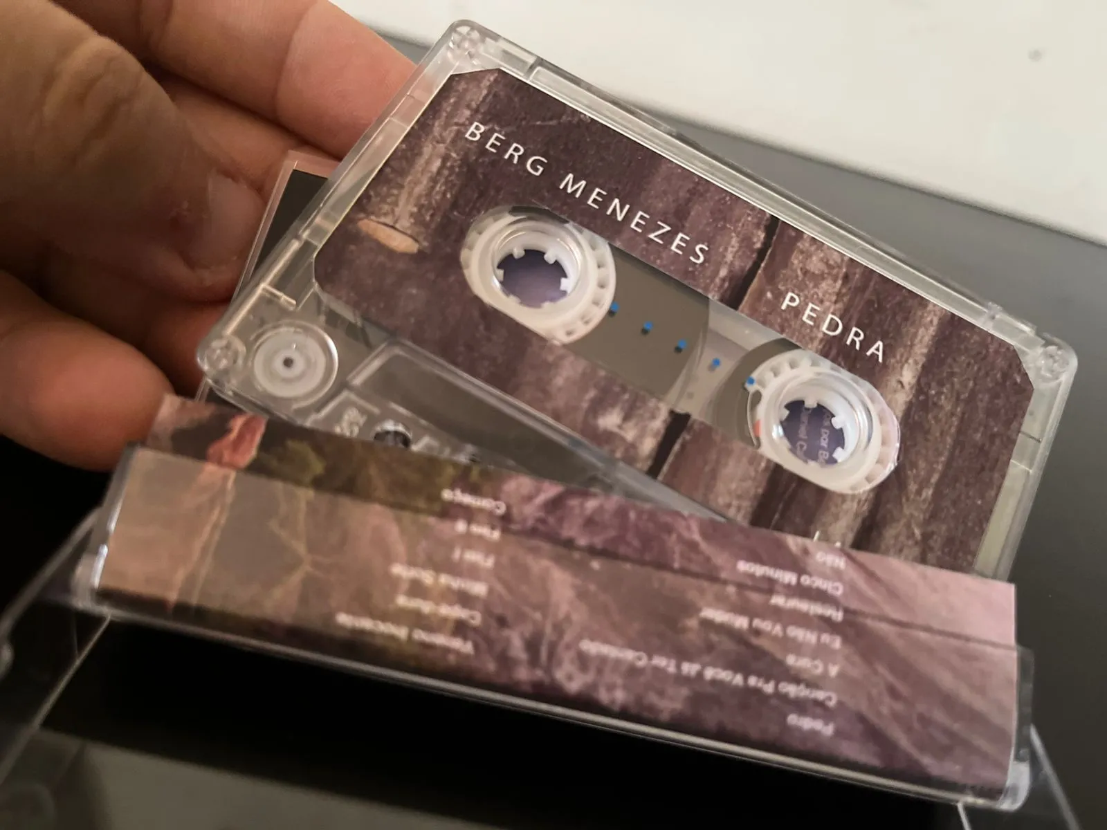 Pouco tempo depois de lançar o álbum de estreia, “Pedra” (2016), Berg teve a ideia de criar a versão em K7 do projeto