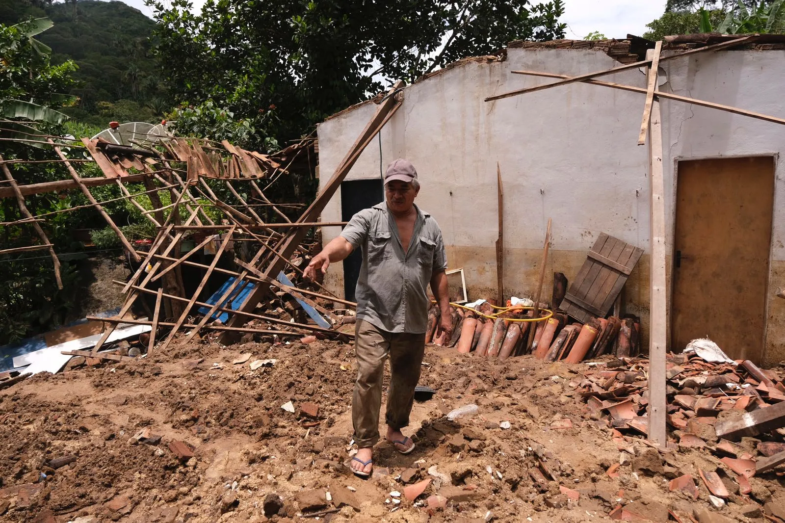 Morador da comunidade do Bananal, em Uruburetama, teve a casa destruída com as fortes precipitações