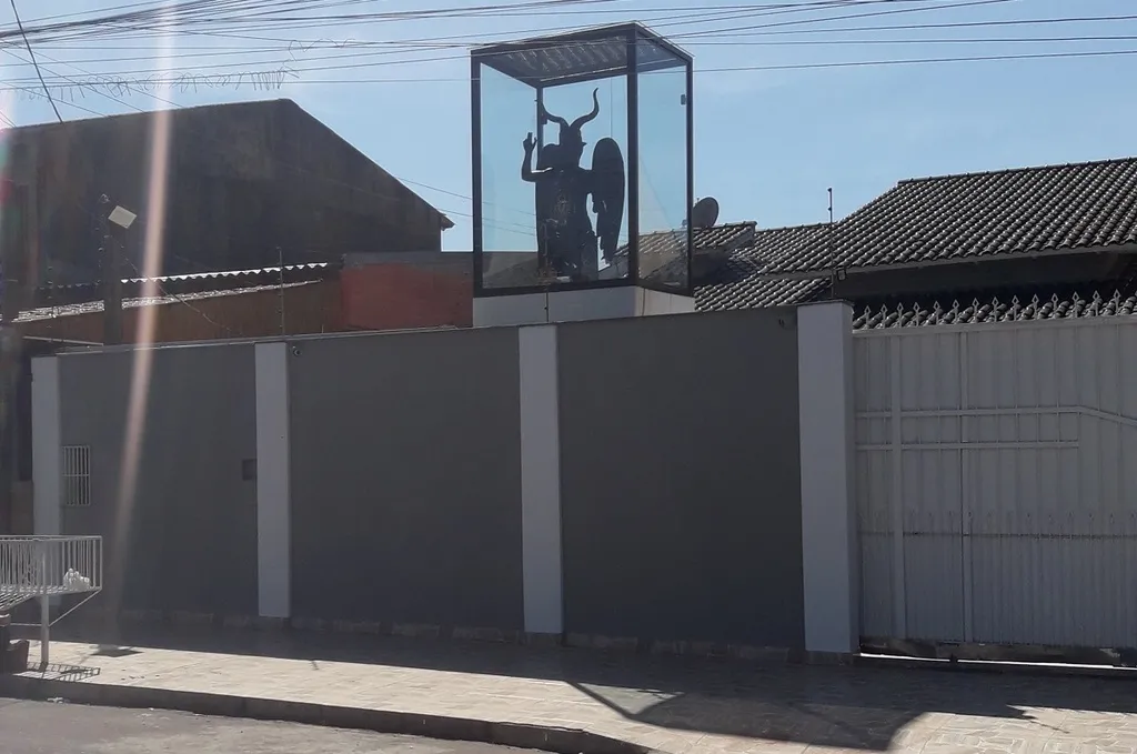 Baphomet exposto em muro de casa no Rio Grande do Sul viraliza nas redes sociais