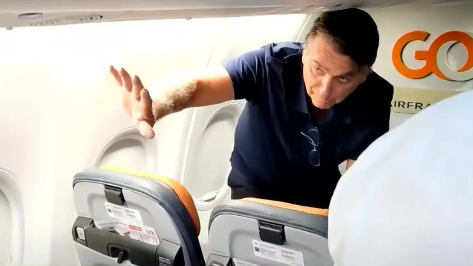 Durante o voo, o político atendeu cerca de 30 passageiros ao acordar no início da manhã