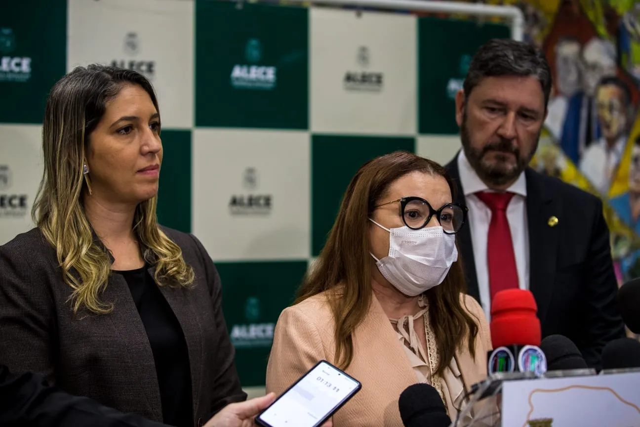 Líderes do Governo, Romeu Aldigueri e Larissa Gaspar intermediaram as votação com a oposição; a secretária de Saúde Dra. Tânia Coelho também foi à Alece.